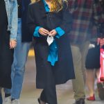 Ashley Olsen draagt teenslippers in de vroege lente
