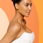 Kim Kardashian draagt een slickback bun bij de afterparty van de Oscars 2025.