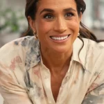 Meghan Markle lachend in camera
