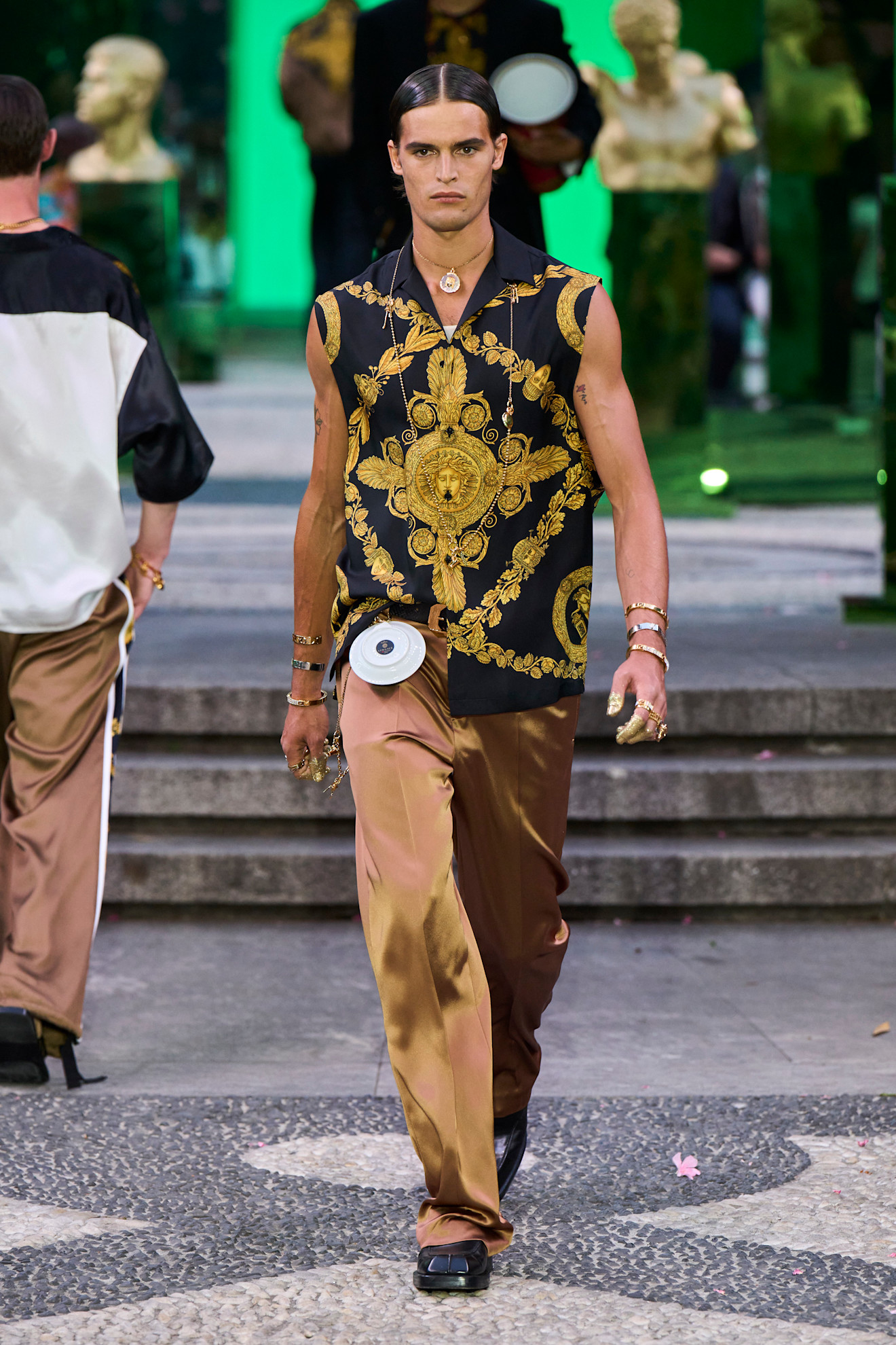 Parker loopt de Versace-show