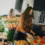 Voeding en je menstruatiecyclus – een vrouw op de markt