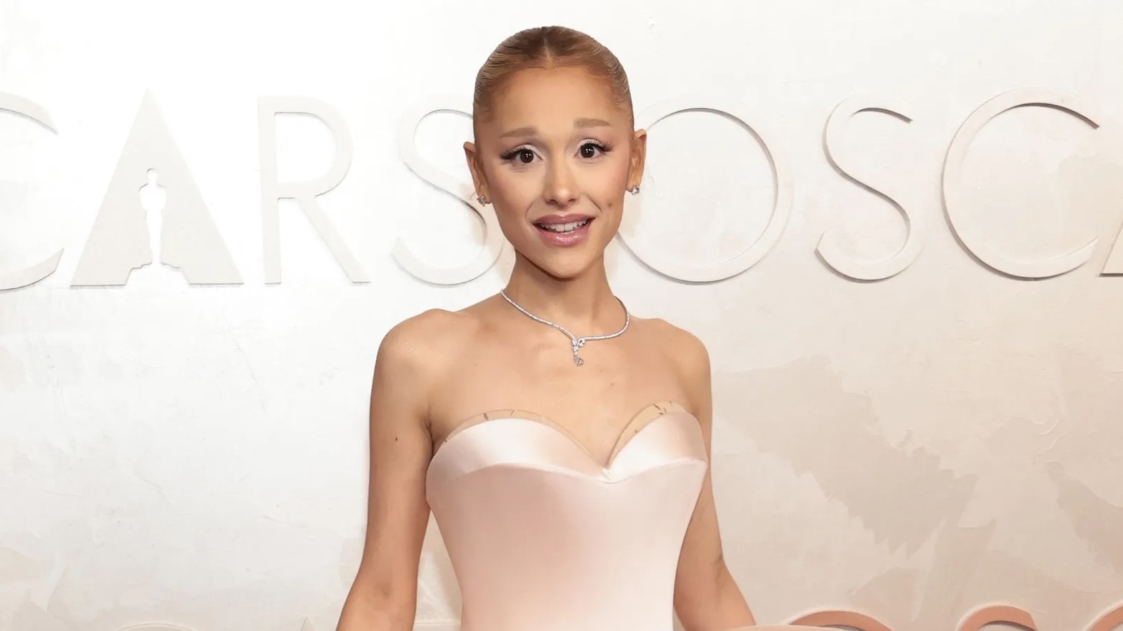 Ariana Grande's jurk bij de Oscars 2025 heeft 190.000 kristallen