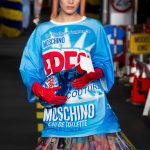 Bella Hadid in een schoonmaaklook bij Moschino lente/zomer 2016