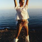 Model Dorit Revelis staat in de zon in Vogue's mei 2025-nummer