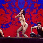 Dua Lipa draagt Jean Paul Gaultier tijdens haar Radical Optimism Tour