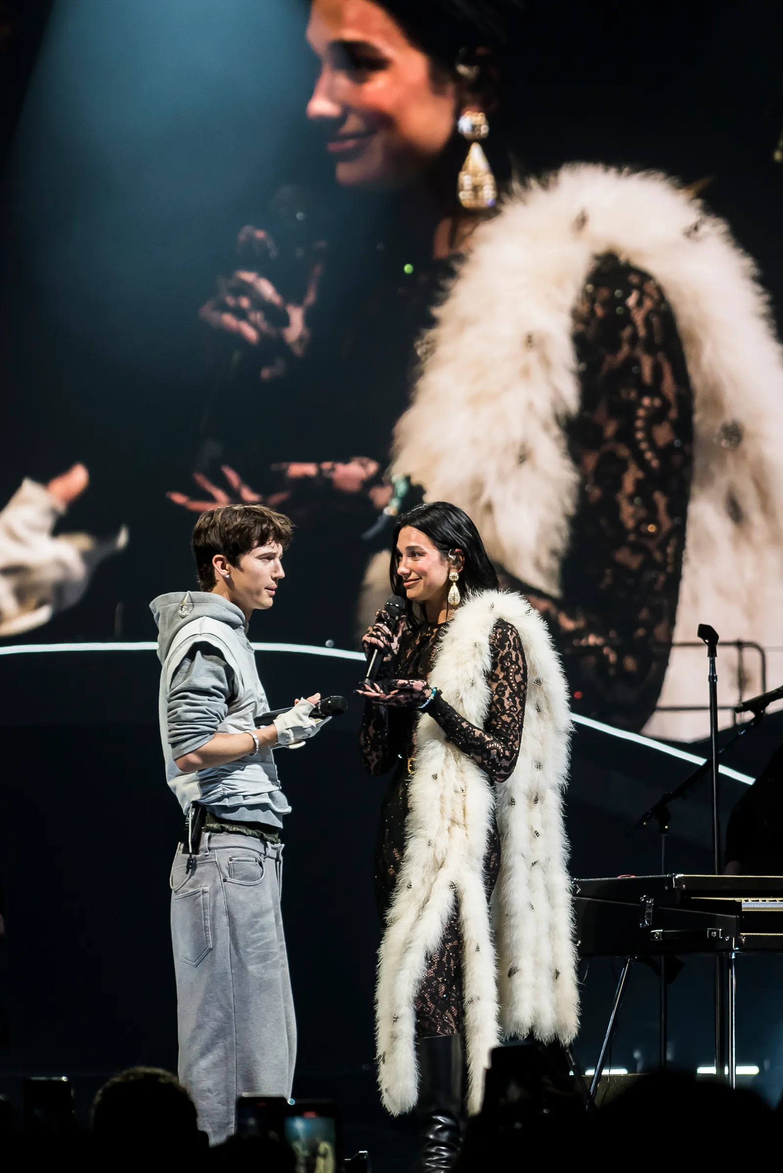 Dua Lipa draagt Valentino tijdens haar Radical Optimism Tour