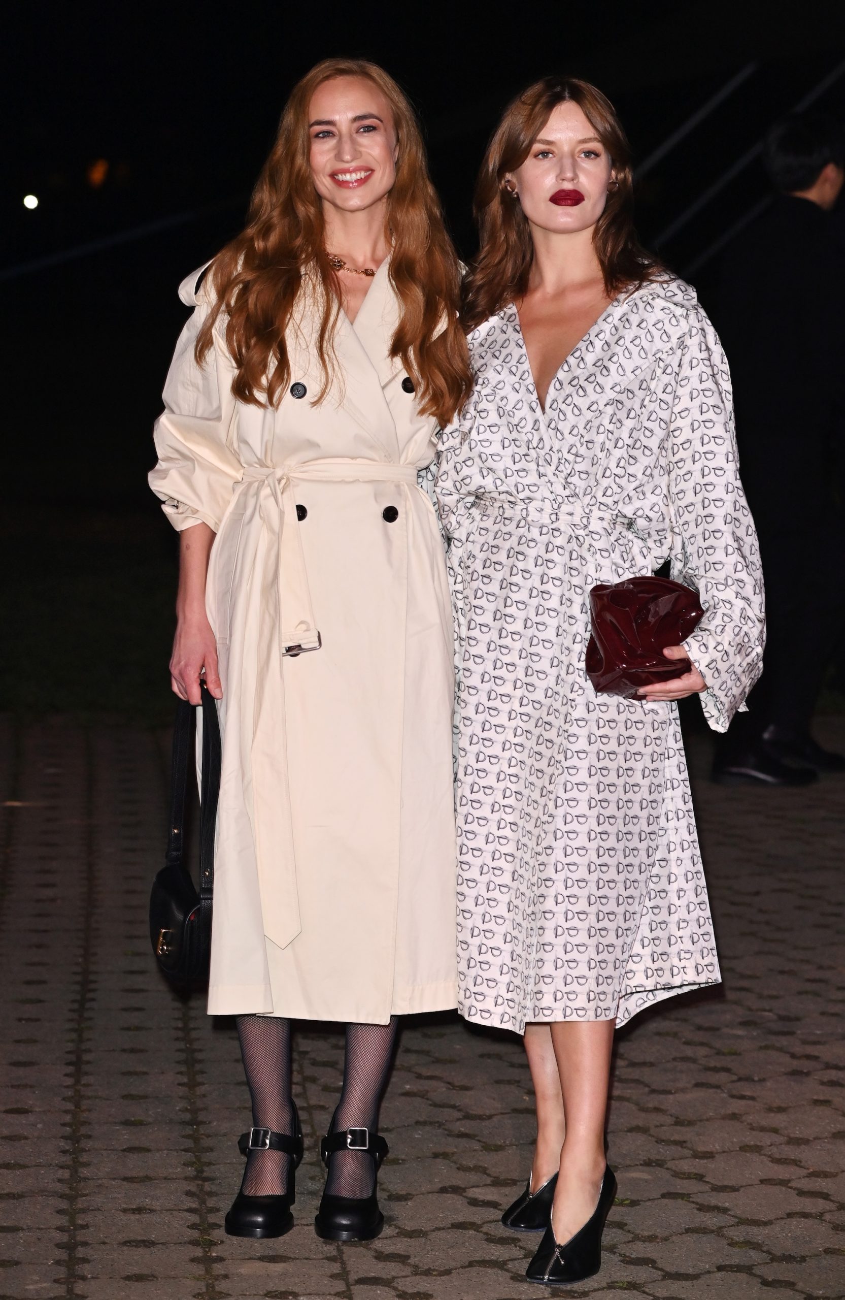 Elizabeth en Georgia May Jagger arriveren bij de herfst/winter 2024-show van Burberry