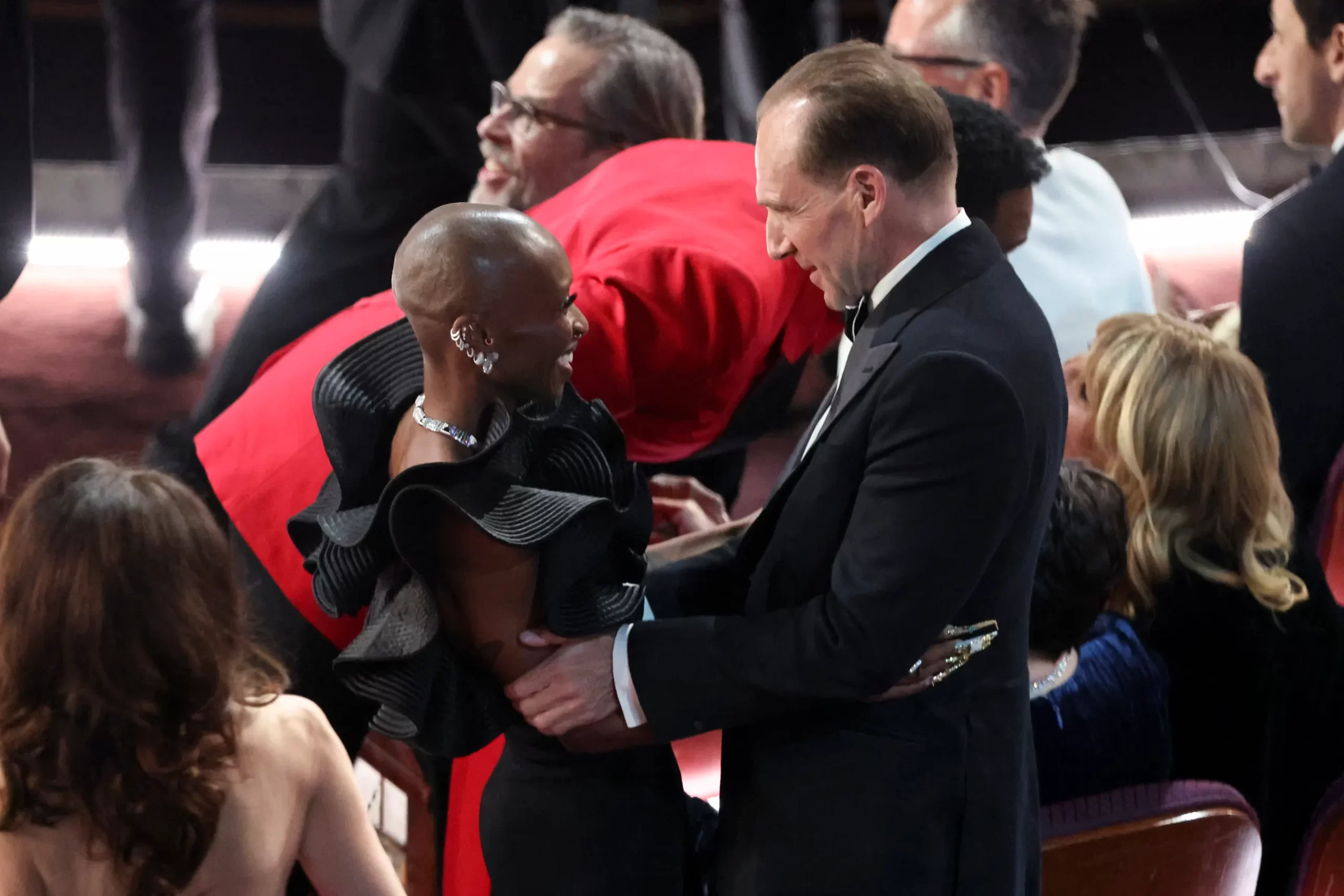 Cynthia Erivo en Ralph Fiennes bij de Oscars 2025