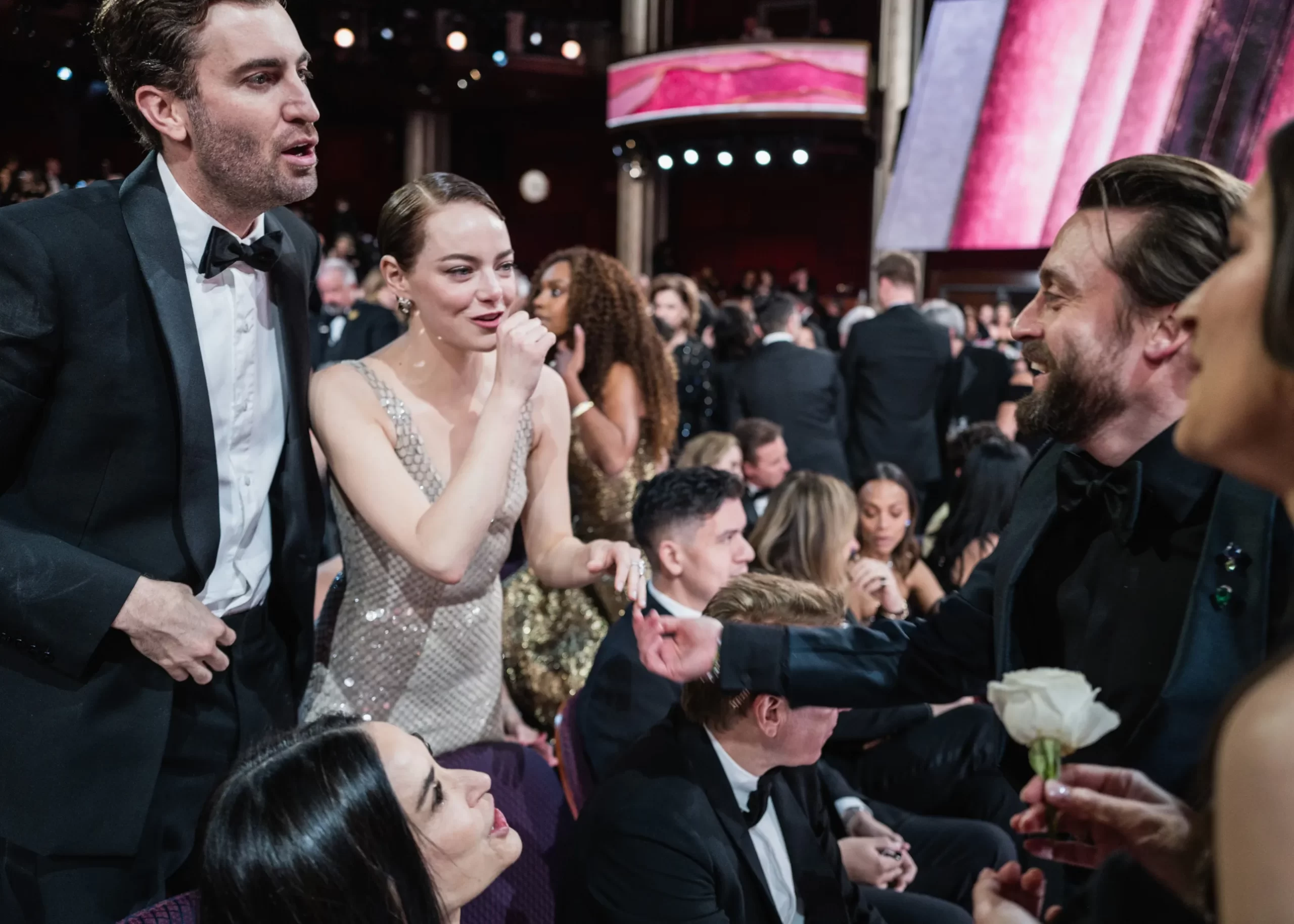 Dave McCary, Emma Stone en Kieran Culkin bij de Oscars 2025