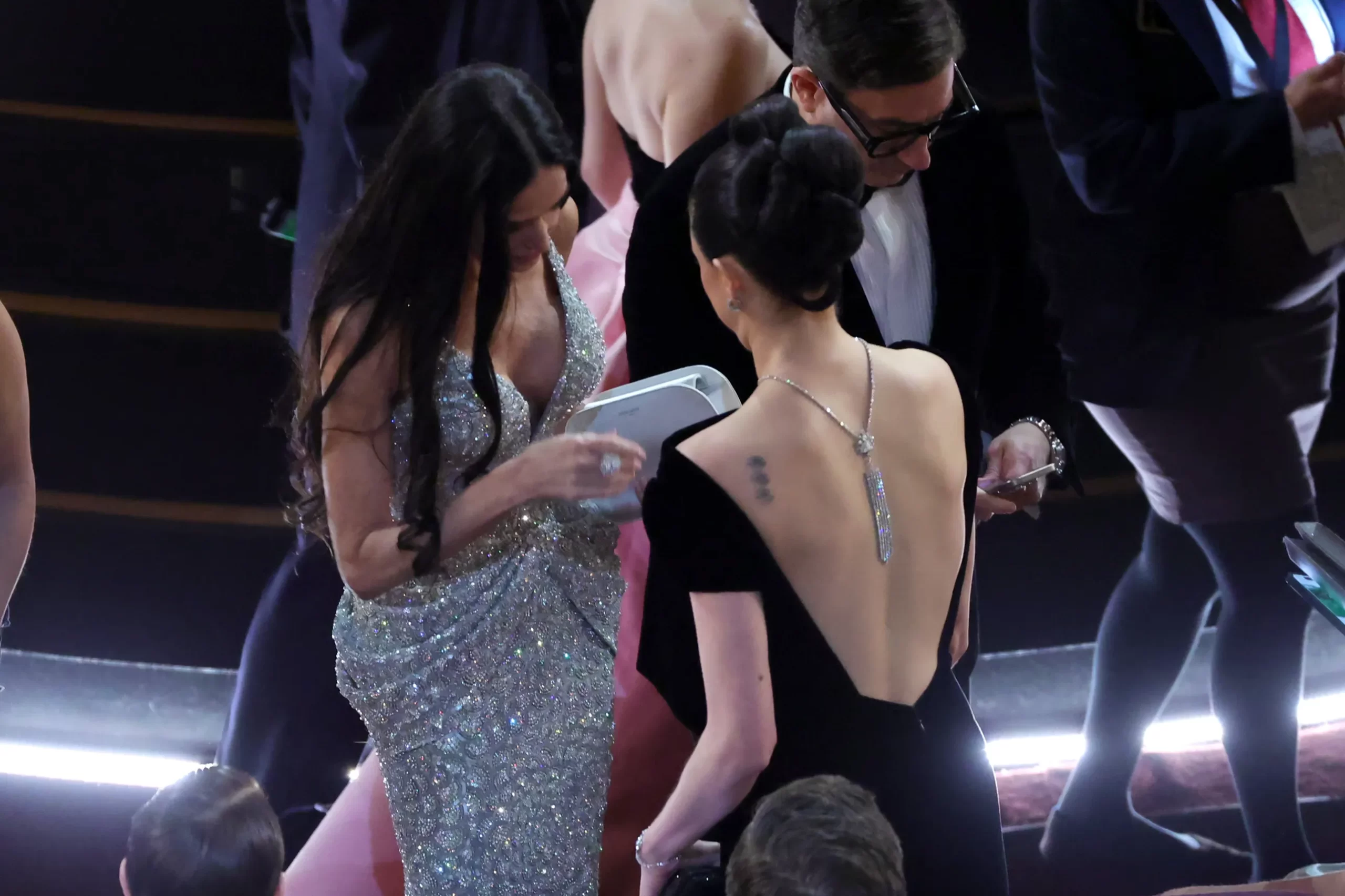 Demi Moore en Margaret Qualley bij de Oscars 2025
