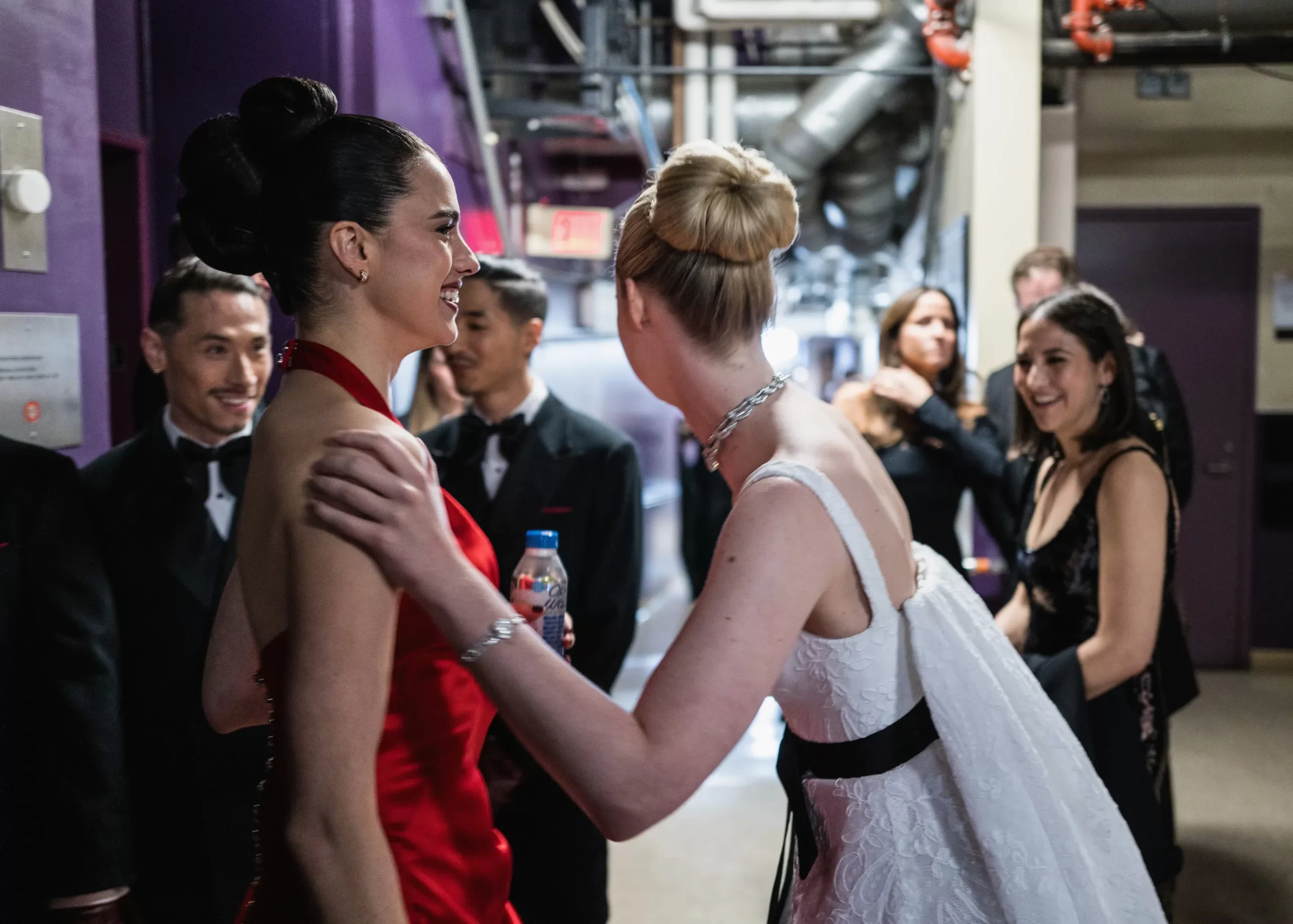 Margaret Qualley en Elle Fanning bij de Oscars 2025