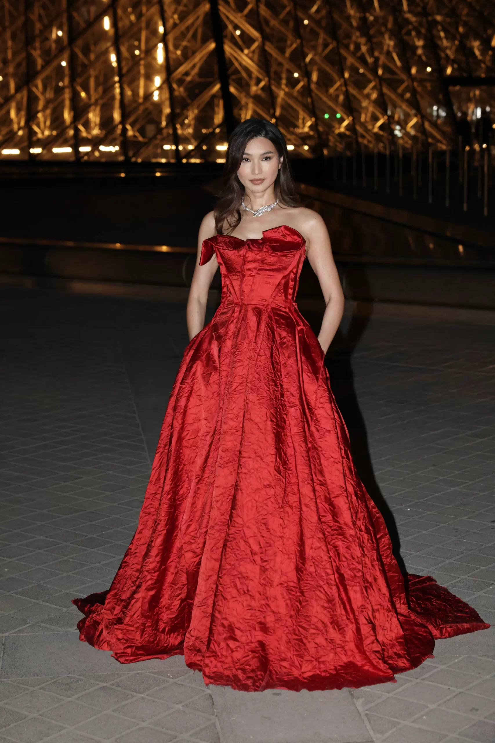 Gemma Chan bij het Le Grand Dîner du Louvre