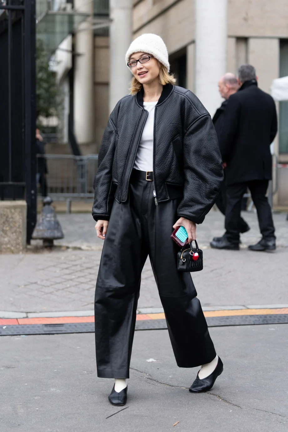 de-amandelvormige-ballerinas-van-gigi-hadid-zijn-de-schoenen-die-je-deze-lente-wil-hebben-340834
