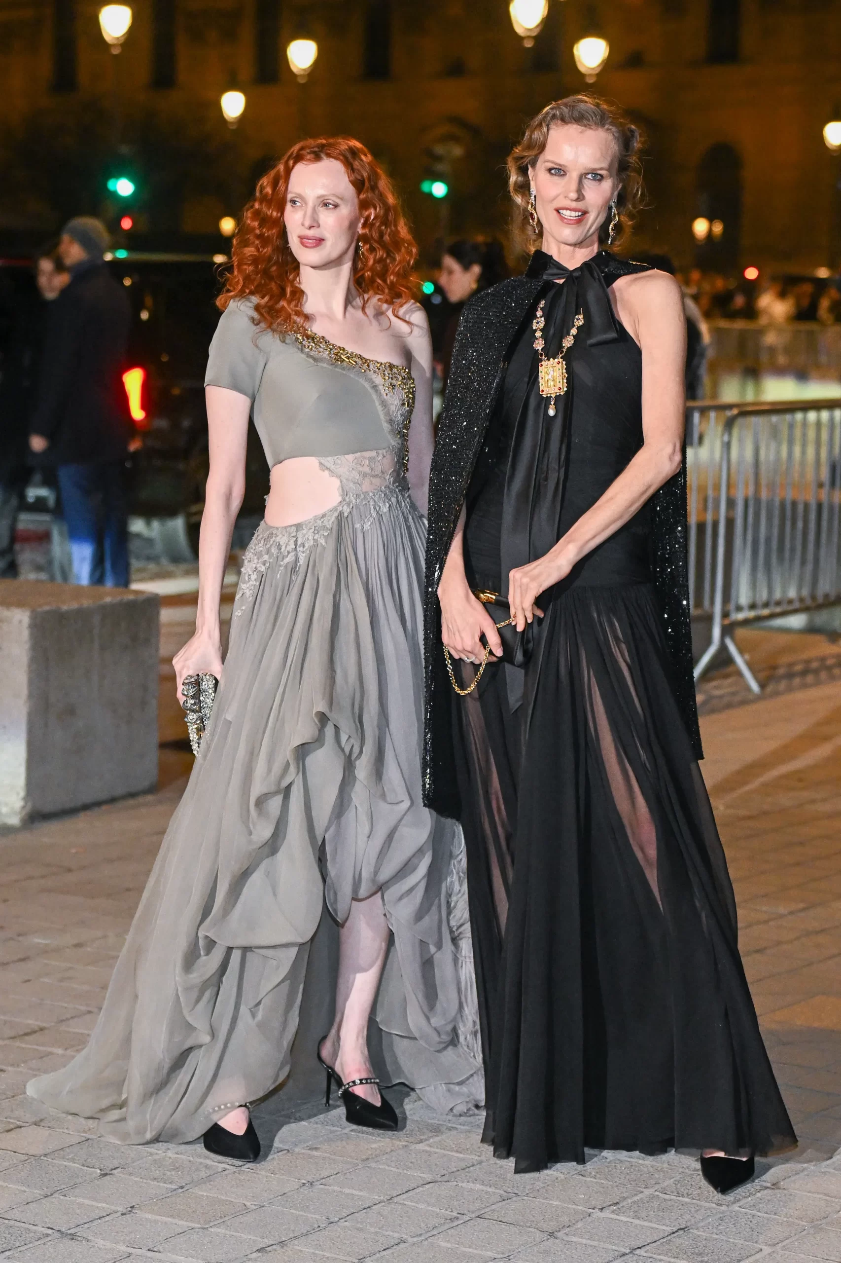 Karen Elson en Eva Herzigova bij het Le Grand Dîner du Louvre