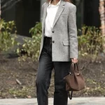 Katie Holmes draagt sneakers van Autry