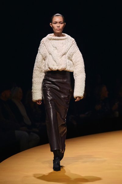 de-leren-midirok-is-de-chique-vervanger-van-je-broek-deze-winter-374243