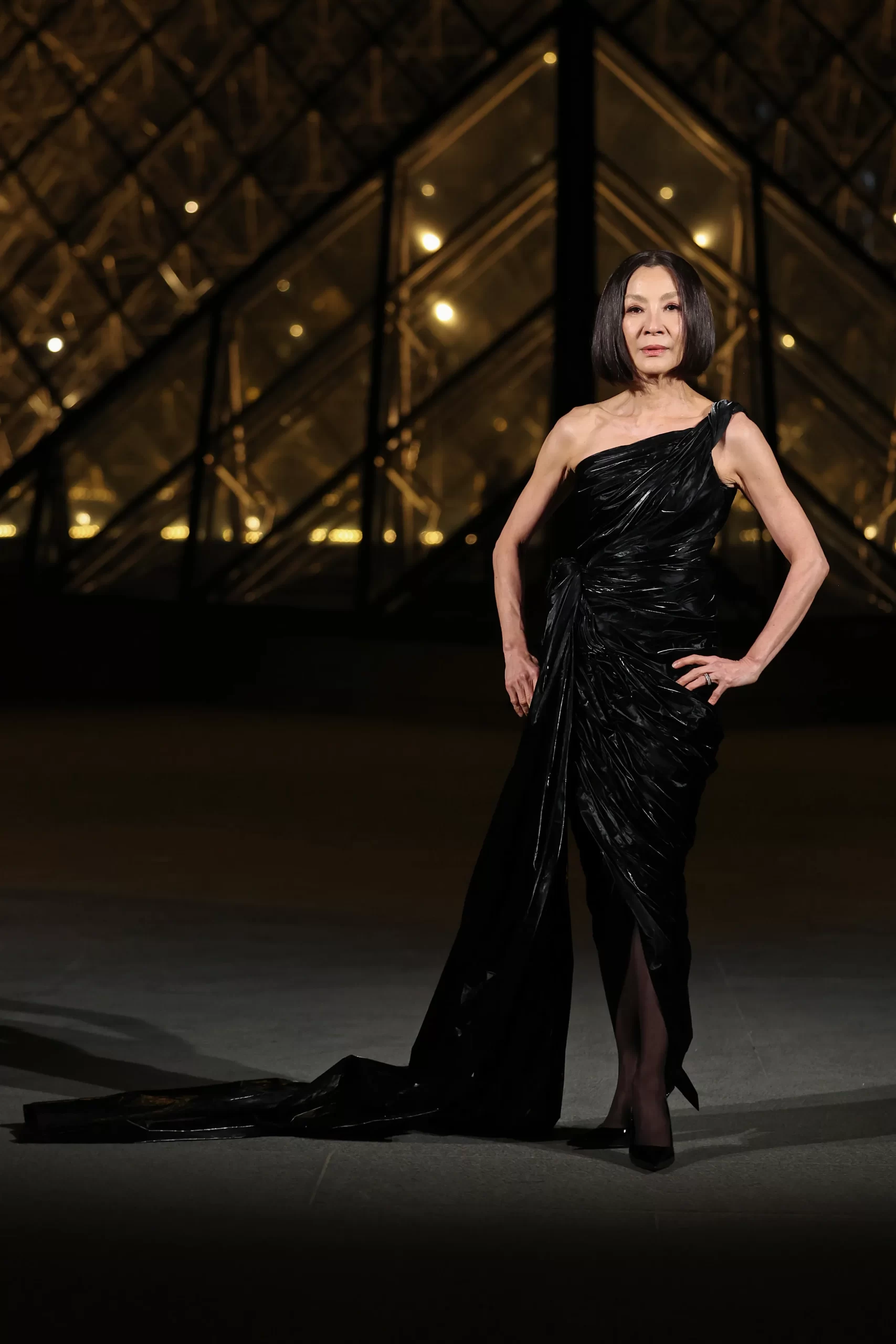 Michelle Yeoh bij het diner in het Louvre in Parijs