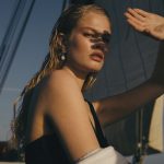 De zon schijnt op het gezicht van een model