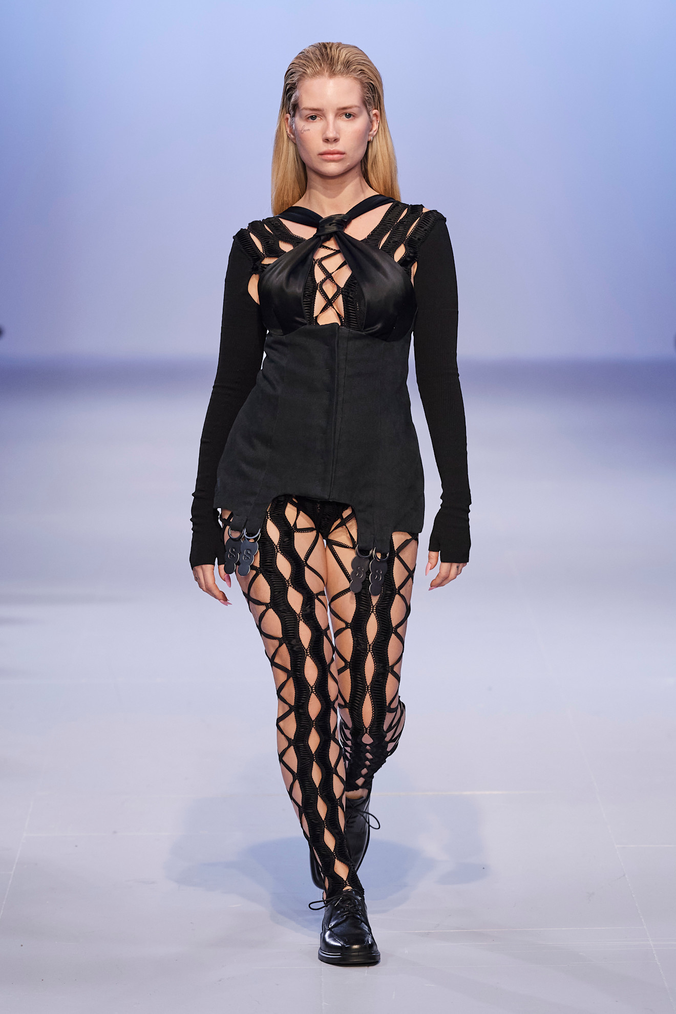 Lottie Moss op de catwalk van Sinéad O'Dwyer herfst/winter 2024