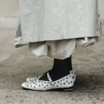 zwarte panty witte schoenen