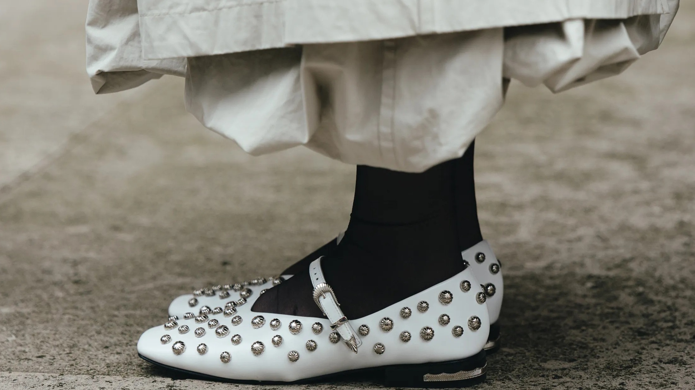 Witte schoenen met een zwarte panty: het is geen no-go meer