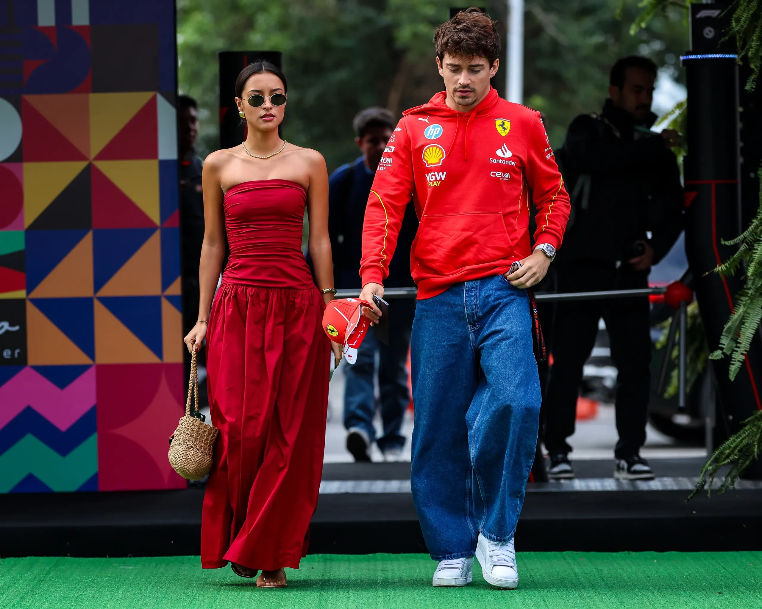 In een rode jurk met lage taille.