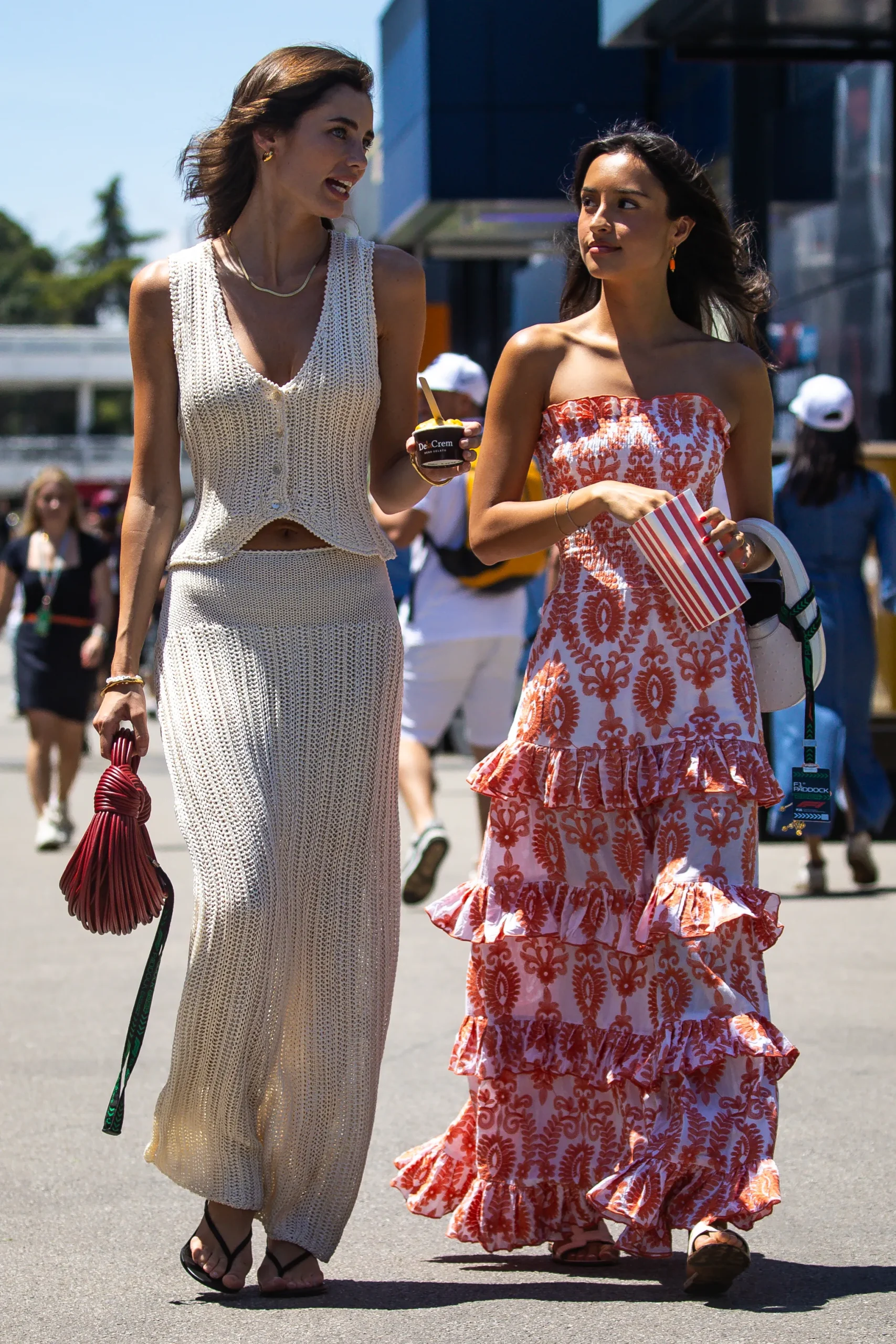 Ze draagt een vloerlange strapless jurk met rood motief