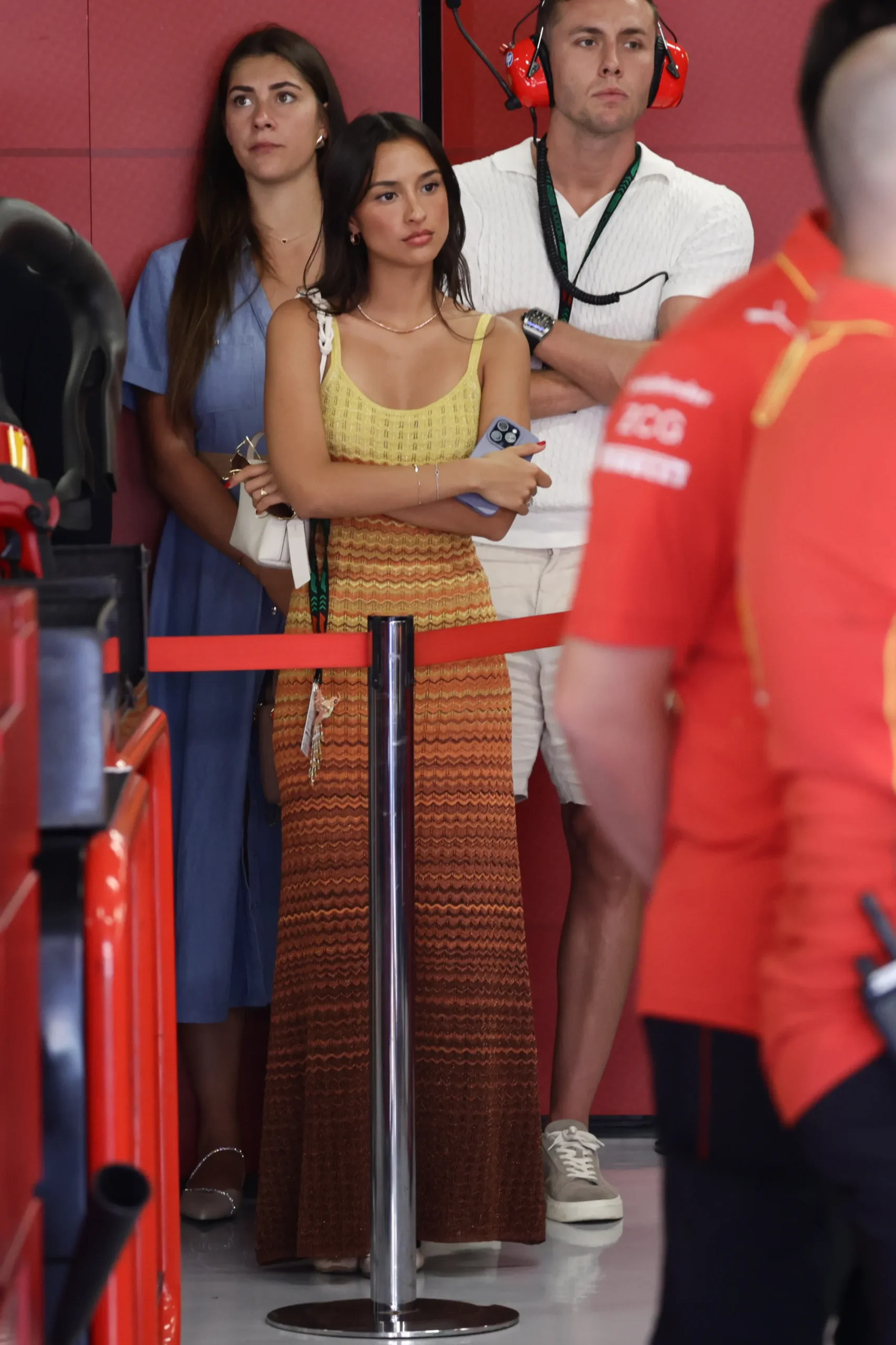 In een geel met rode jurk.