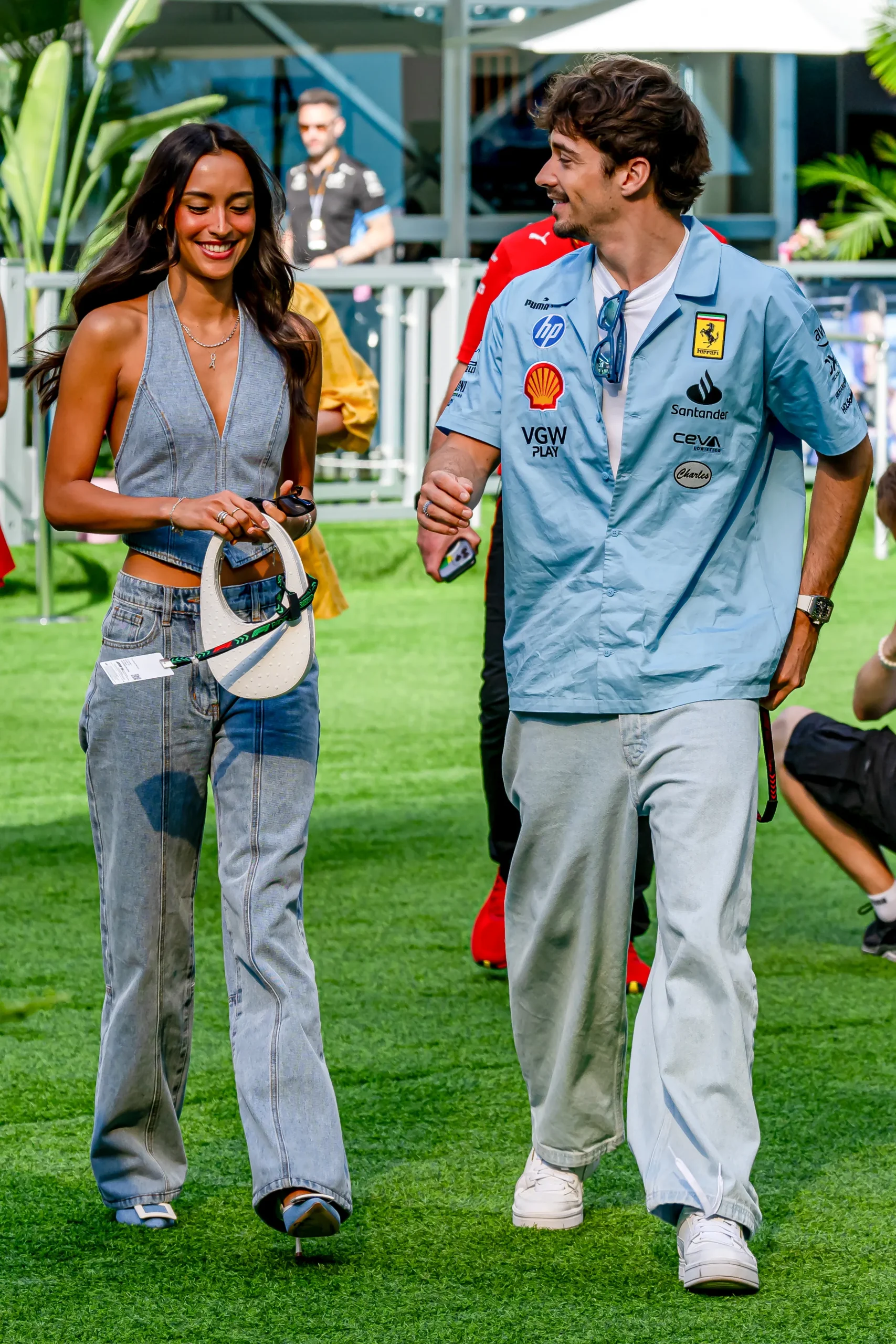 In een top en broek van denim.