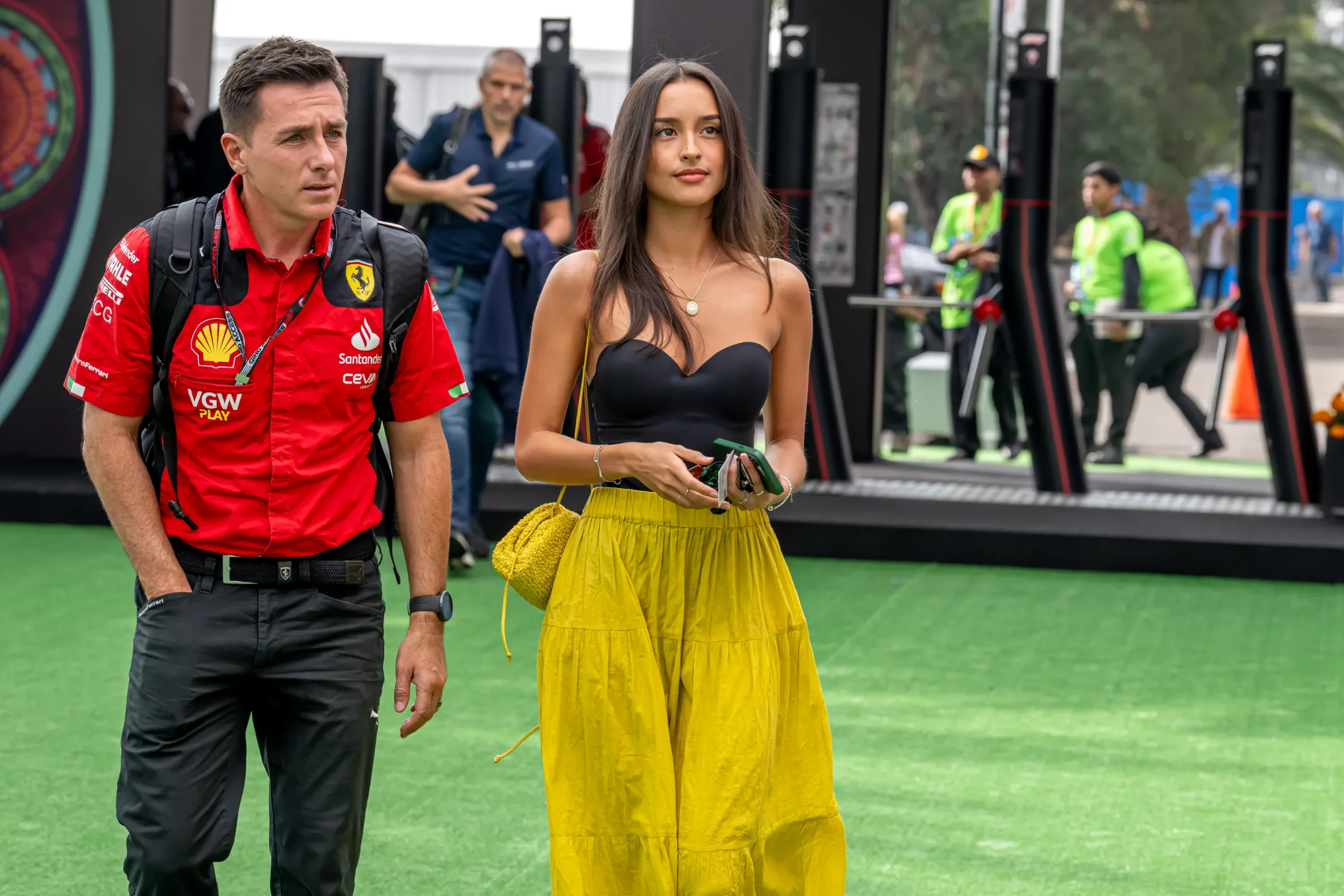 Alexandra Saint Mleux draagt een strapless top met een gele rok.