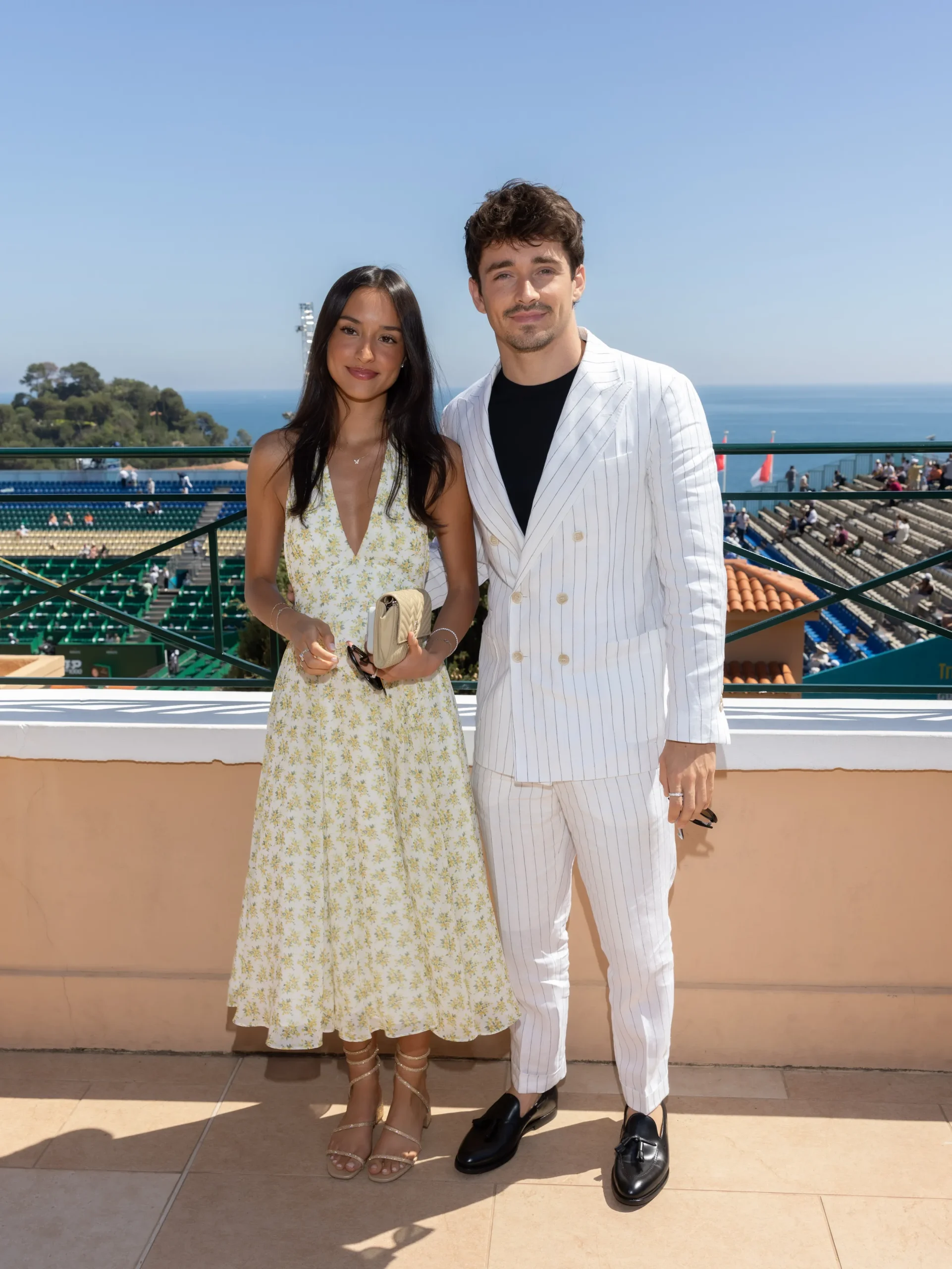 Met haar vriend in een midi-jurk met bloemenmotief