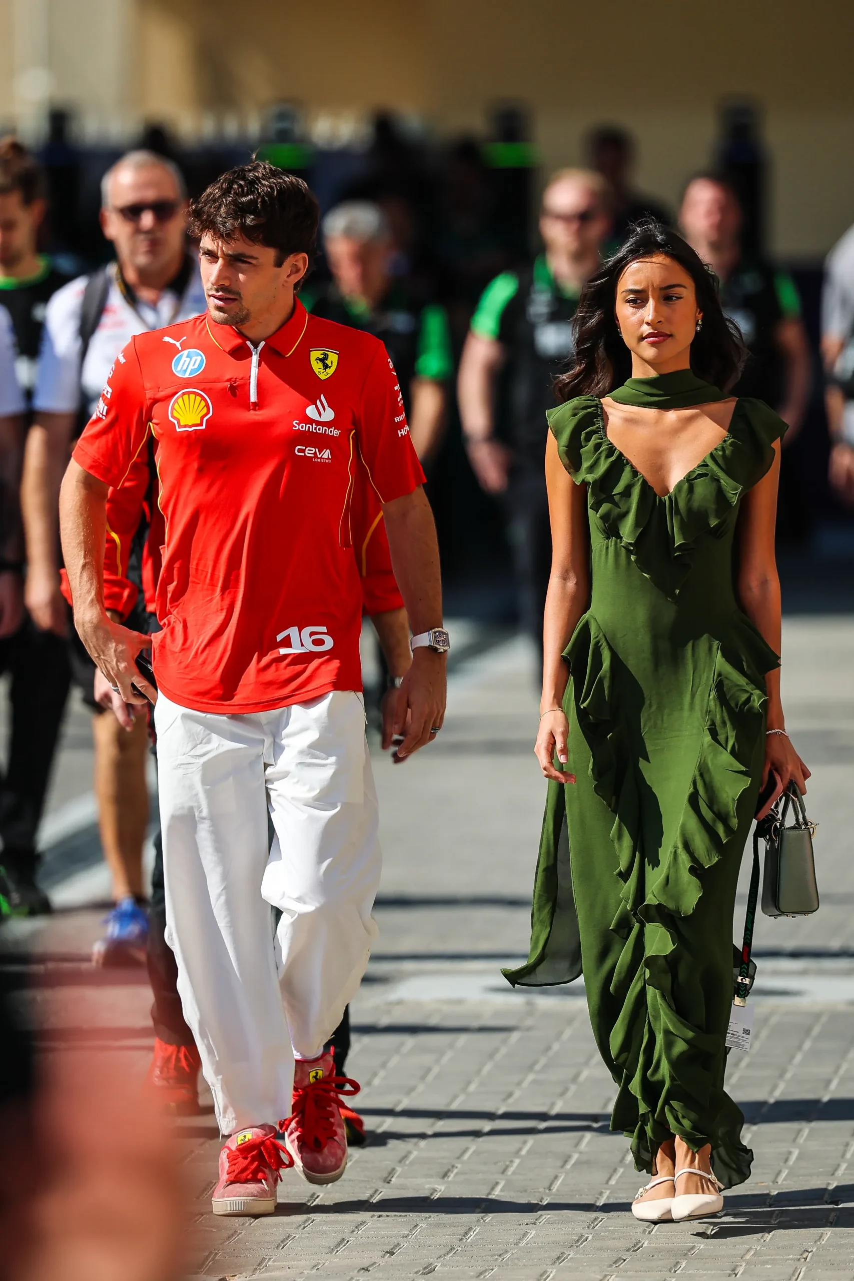 In een groen jurk met ruches