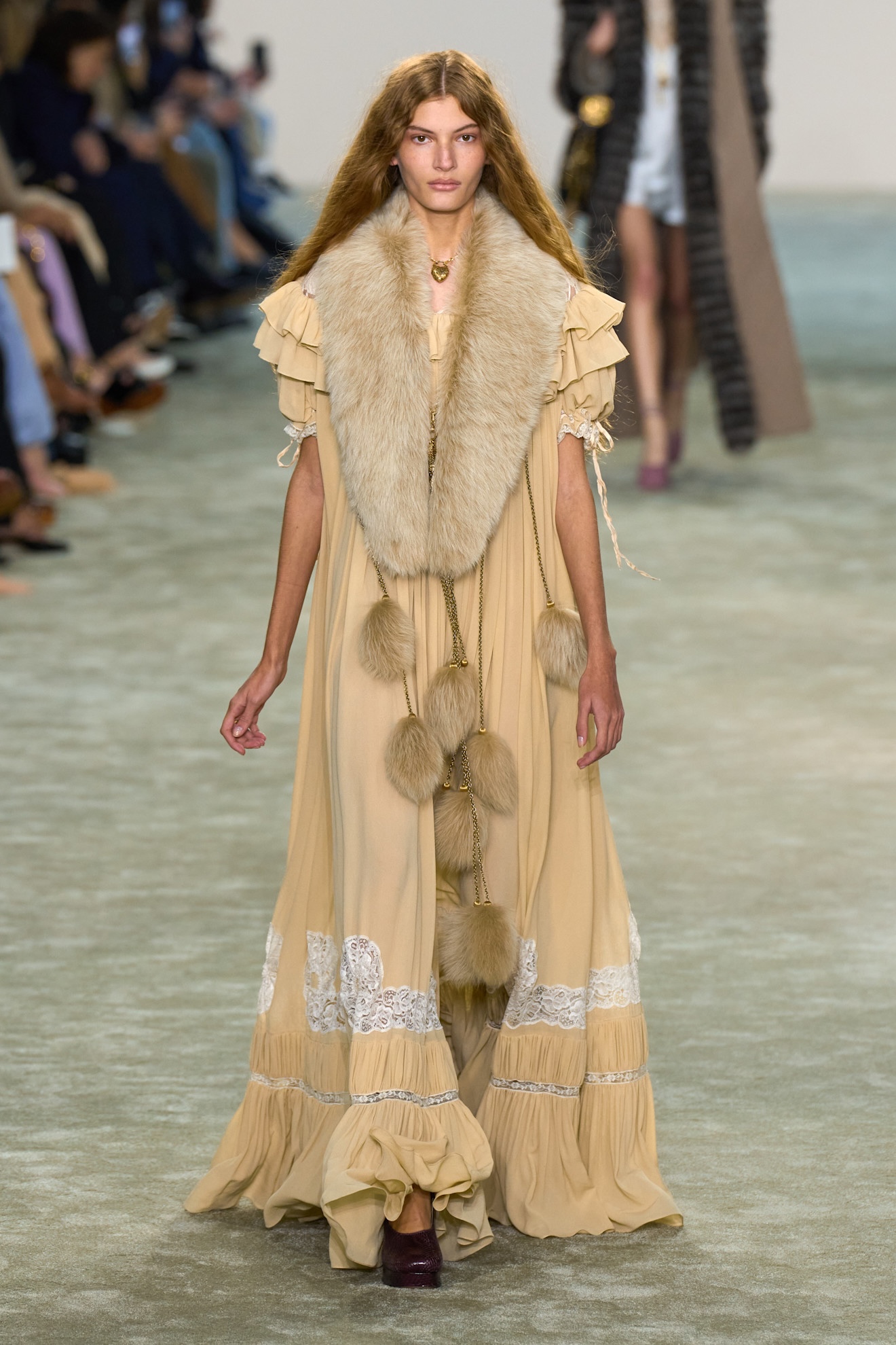 Chloe herfst winter 2025 trendkleur botergeel op de catwalk