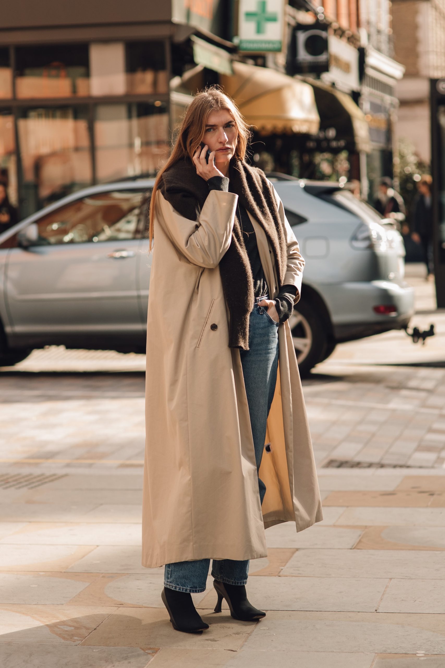 Cigarette jeans met een trenchcoat