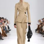 Een linnen blazer op de catwalk van Max Mara