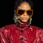 Oranje zonnebril bij Saint Laurent lente/zomer 2026