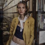 Model draagt een vintage outfit.