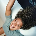 Lachend model met lang haar.