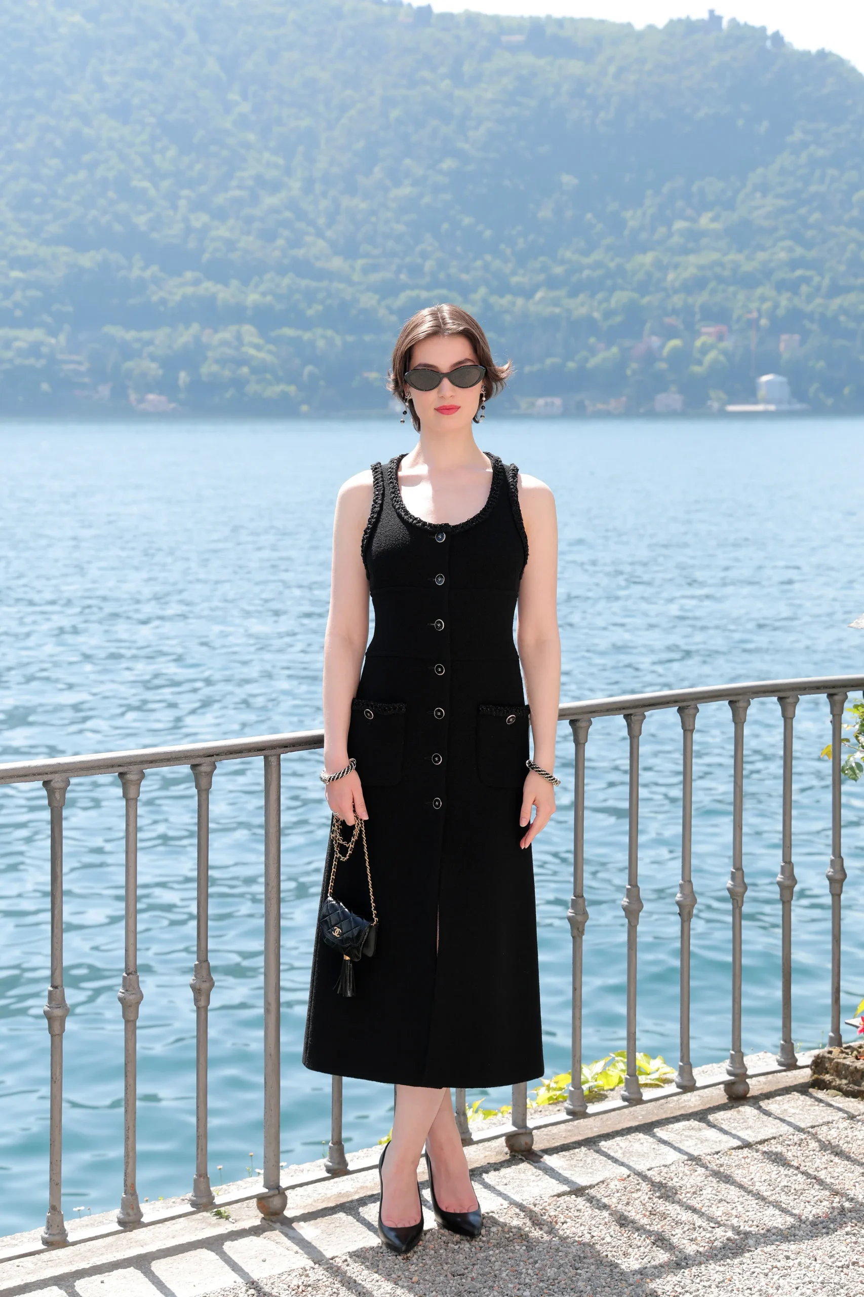 Anamaria Vartolomei bij de Chanel-show aan het Comomeer