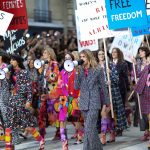 Modellen protesteren voor vrouwenrechten tijdens Chanels lente/zomer 2015-show
