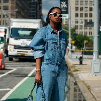 een-denim-jumpsuit-is-de-makkelijkste-manier-om-dit-najaar-een-stijlvolle-look-te-creeren-367960