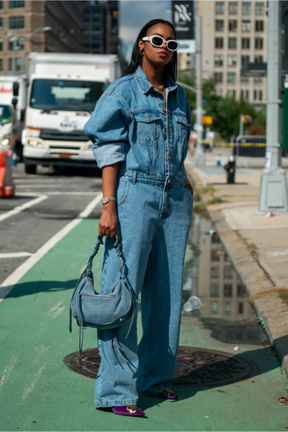 een-denim-jumpsuit-is-de-makkelijkste-manier-om-dit-najaar-een-stijlvolle-look-te-creeren-367960