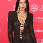 Dua Lipa in een naked dress van Schiaparelli