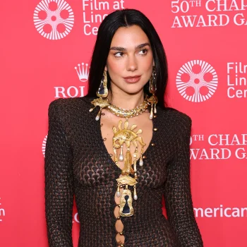 dua-lipa-voegt-een-dosis-surrealisme-toe-aan-haar-naked-dress-van-schiaparelli-344586