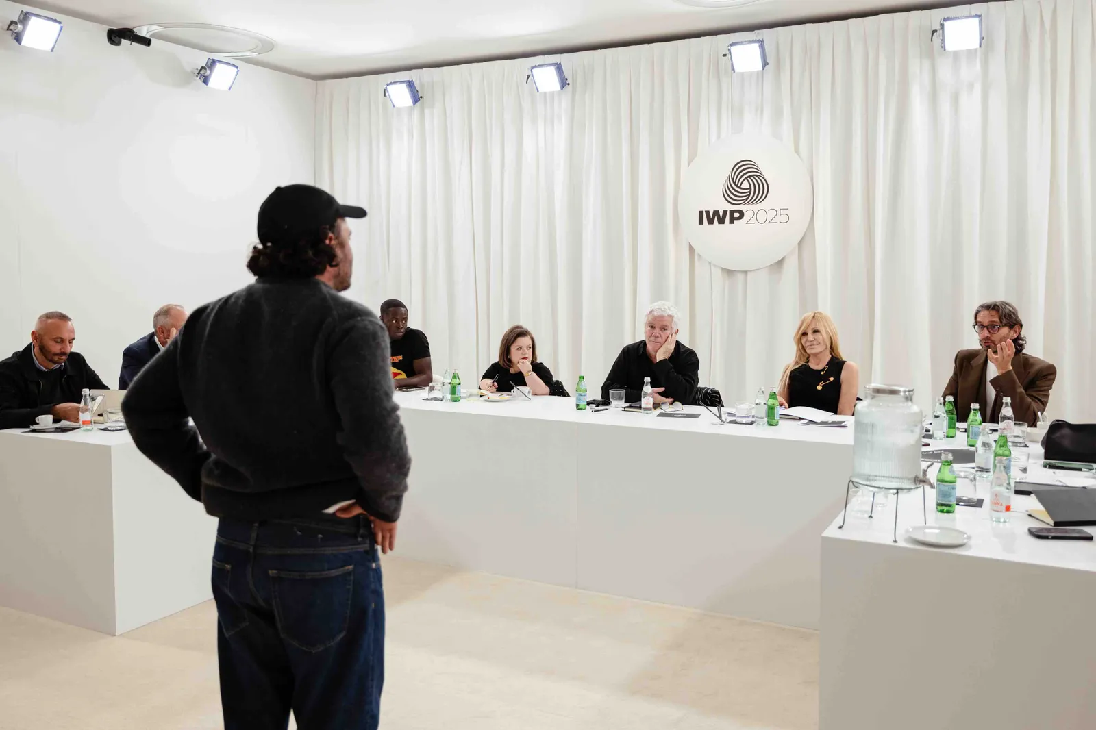 Duran tijdens zijn presentatie van de Woolmark Prize