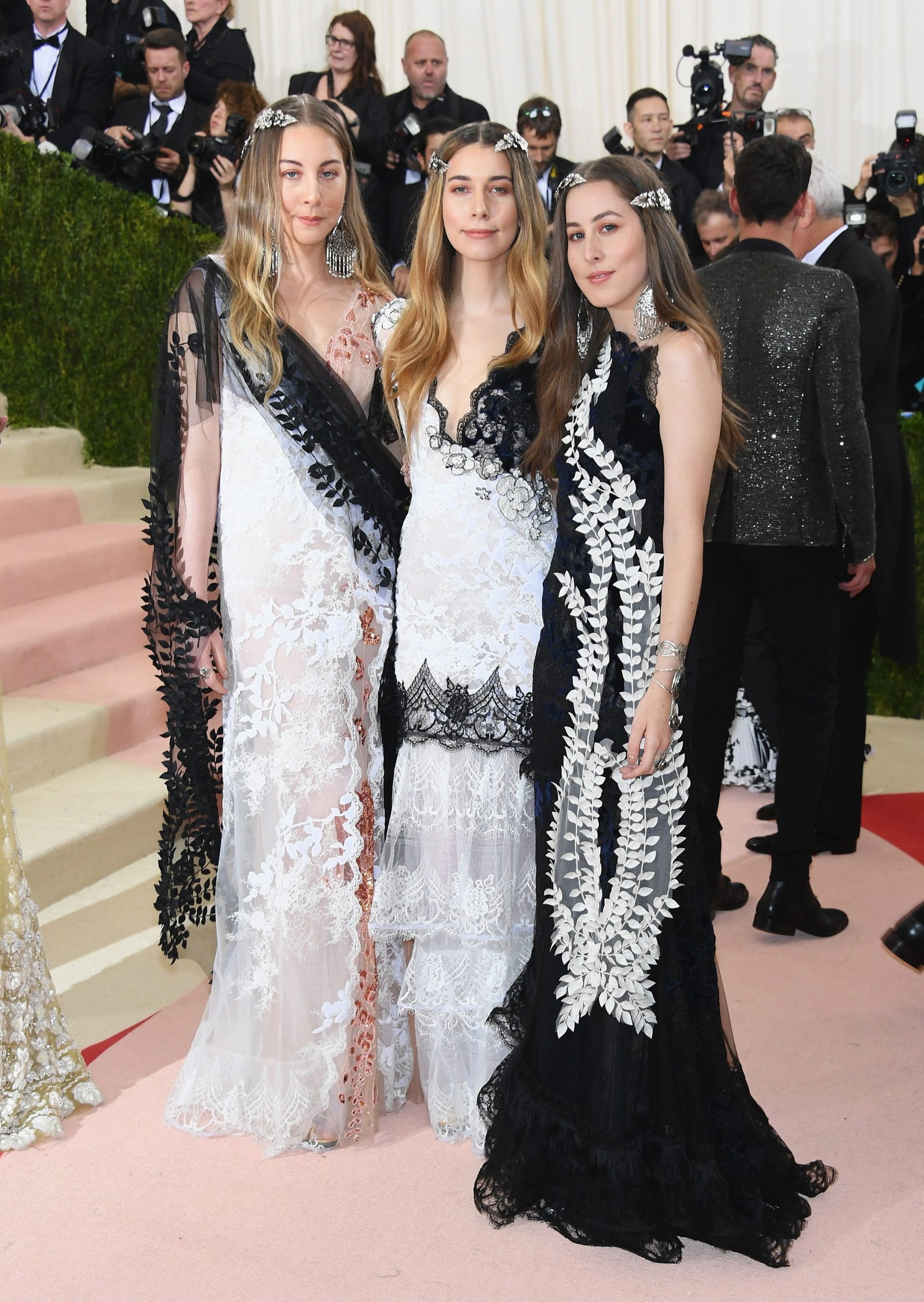 haim Met Gala, “Manus x Machina: Fashion In An Age Of Technology”