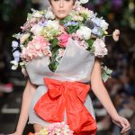 Kaia Gerber als bloemenboeket op de catwalk bij Moschino lente/zomer 2018