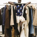 Alek Wek poseert bij een rek vol kleding van kleine merken van vrouwelijke ondernemers