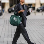 Een streetstyler in Parijs drinkt koffie