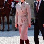 Koningin Mary draagt een bermuda in combinatie met kniehoge laarzen